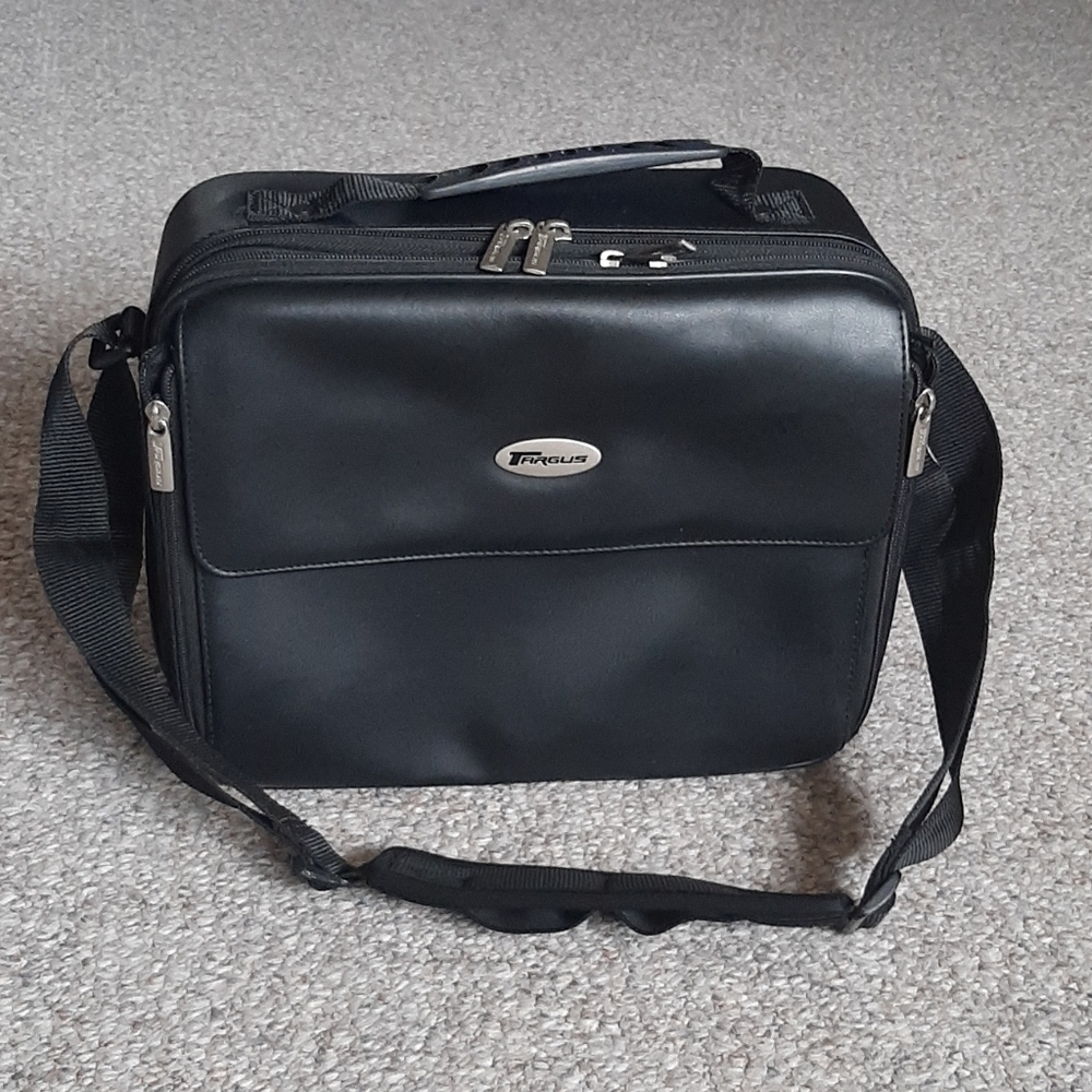 Targus Small Mini Briefcase - Picture 2 of 16